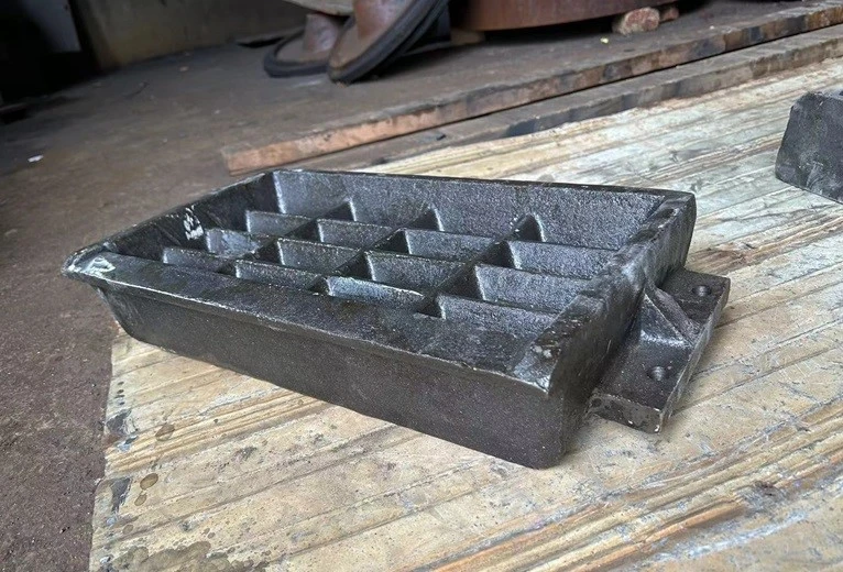 Aluminum master alloy waffle mold
